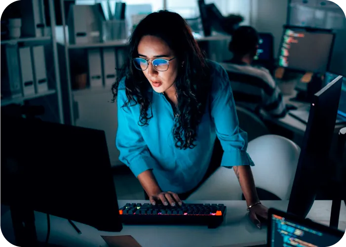 Mujer escribiendo en su oficina