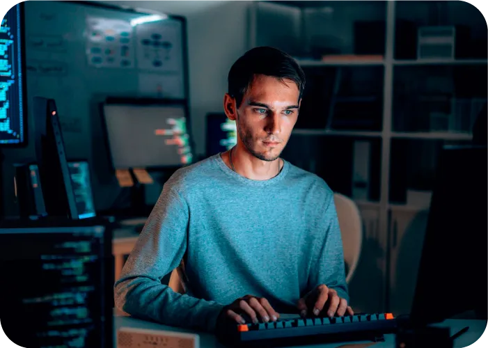 Hombre escribiendo en su oficina