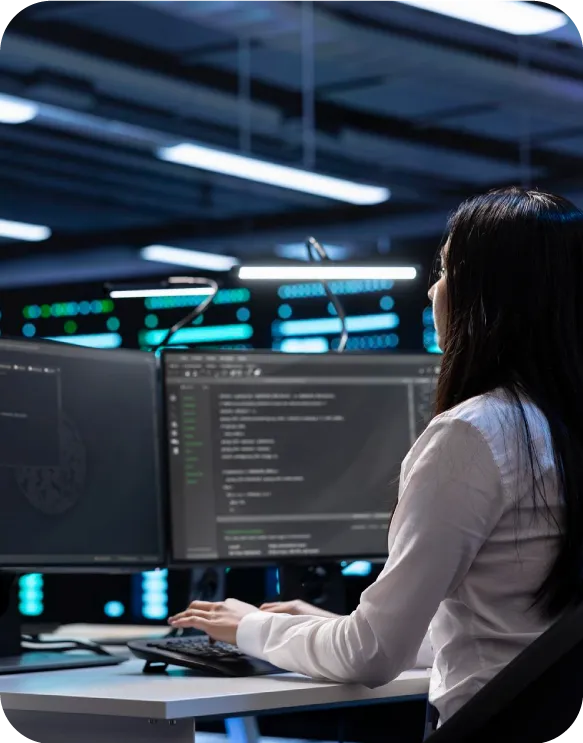 Mujer programando en la oficina