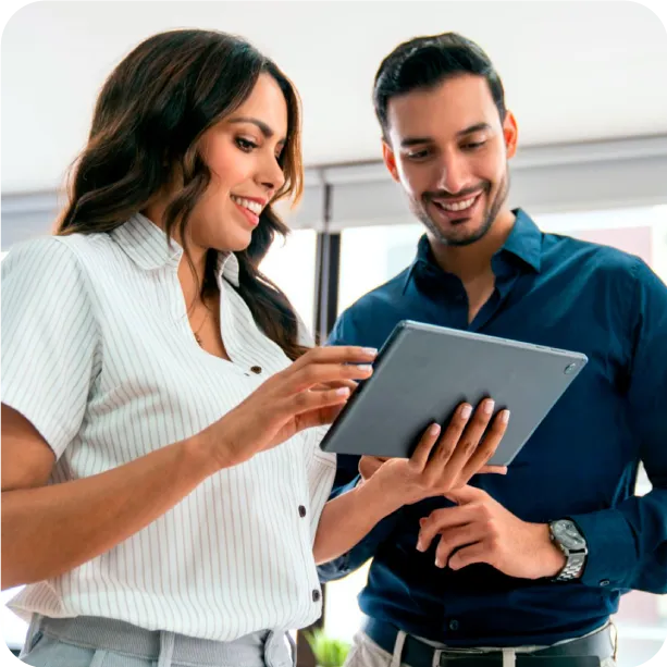 Personas viendo una tablet con el inicio de sesion de watchlyst